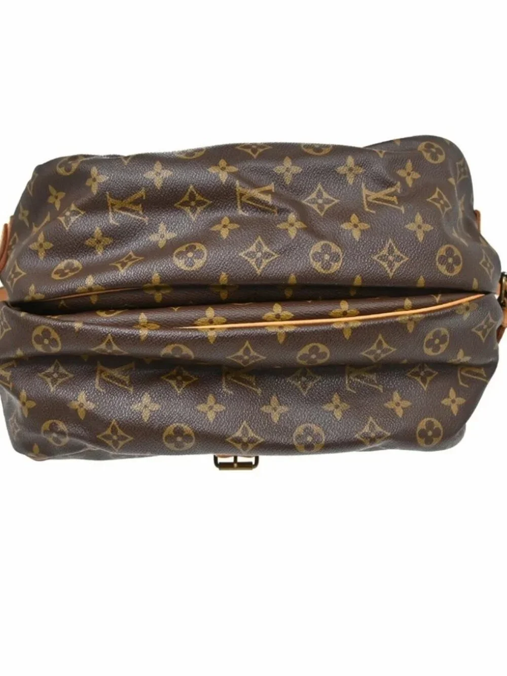 Louis Vuitton outside 	ab